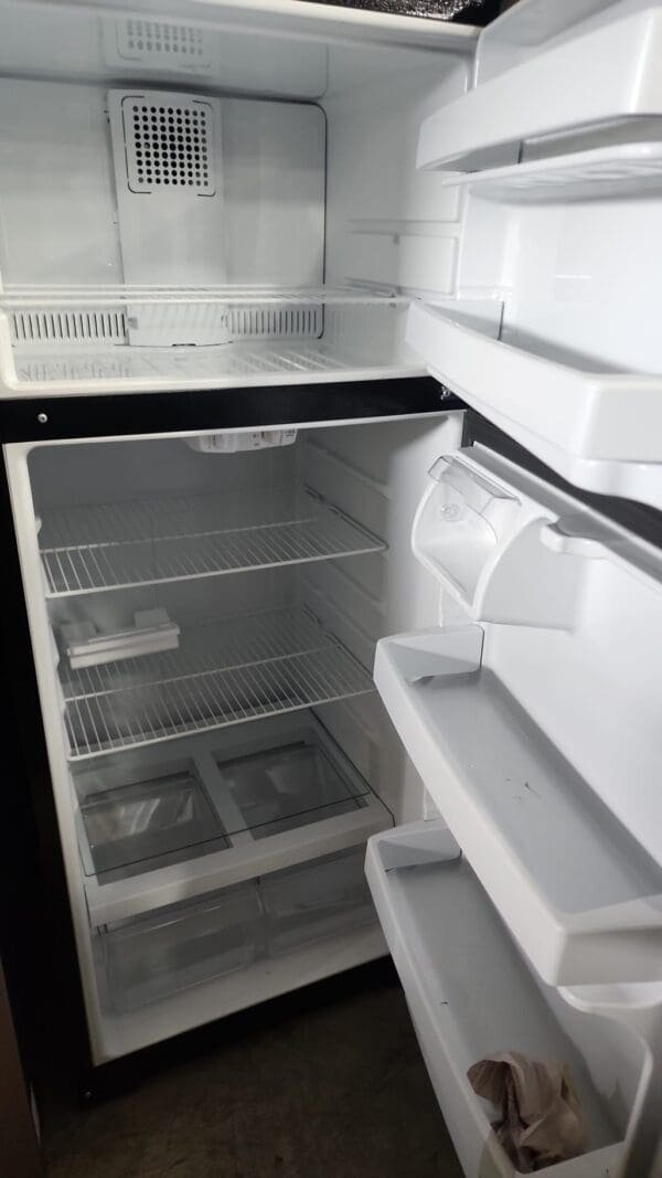 Hotpoint New 28" Width Top Bottom Refrigerator - Image 3