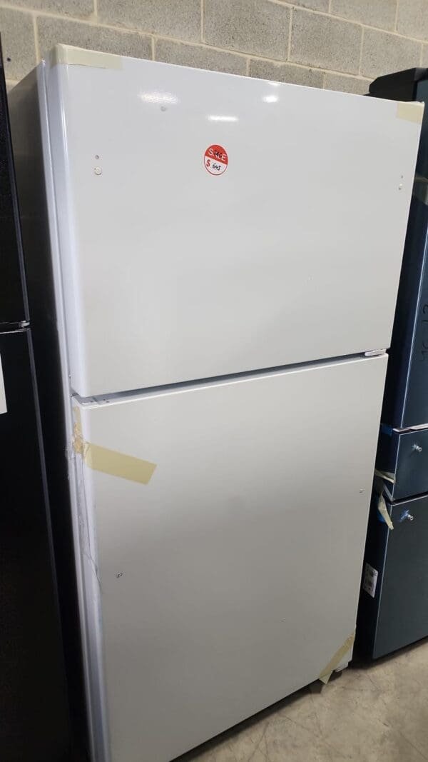 GE GTS22KGNRWW 33 Inch Top Freezer Refrigerator - Image 5