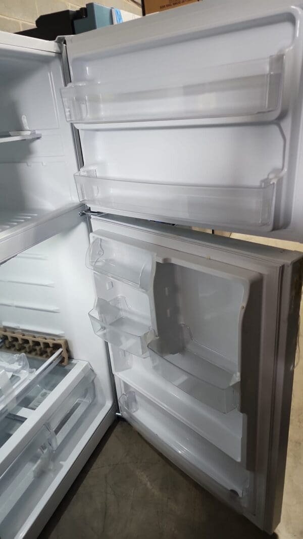 GE GTS22KGNRWW 33 Inch Top Freezer Refrigerator - Image 3